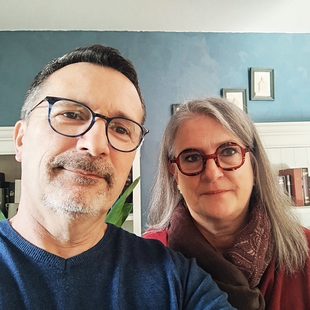 Le pasteur Frédéric CARAYOL et sa femme Claudine se tiennent debout ensembles, ils ont un sourire chaleureux et authentique.